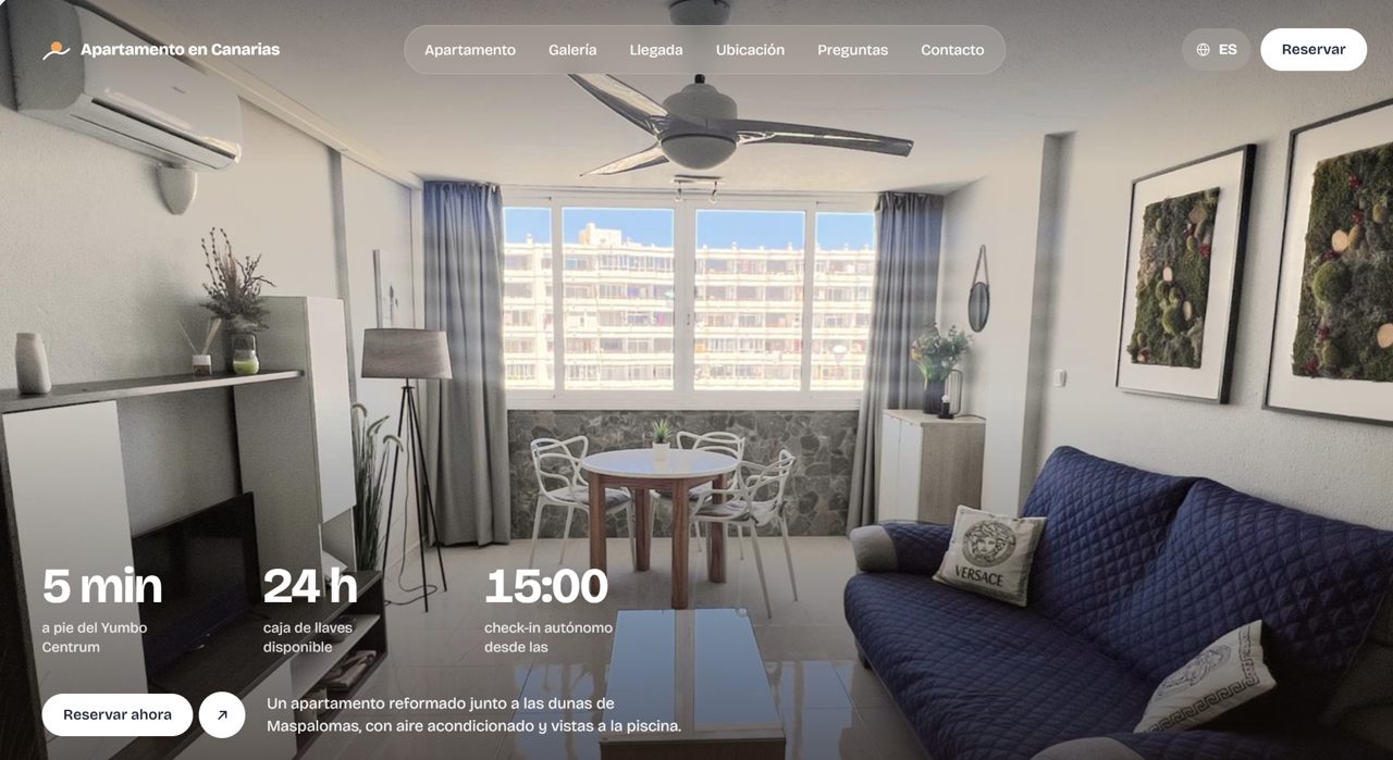 Portada de la web Apartamento en Canarias: salón reformado con datos de llegada y botón de reserva