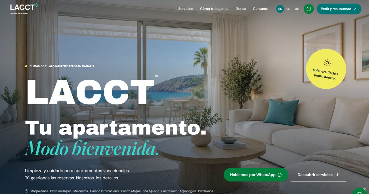 Portada de la web de LACCT: salón luminoso con vistas al mar y el titular «Tu apartamento. Modo bienvenida.»